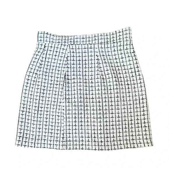 Forever 21 Chic Monochrome Textured Mini Skirt, Size Small - Picture 1 of 4